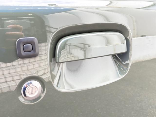 ボタン１つでドアの開閉も簡単に出来ます。ワイヤレスキーからも操作は可能です。