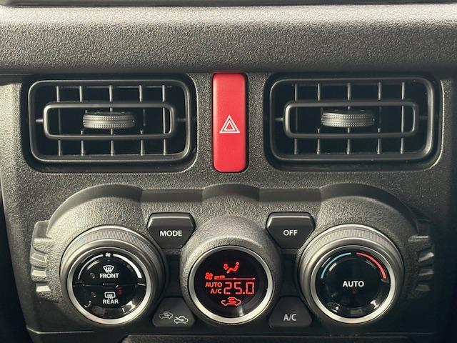 オートエアコンで快適ドライブ！煩わしいエアコン調節もスイッチ一つで簡単に！あるととっても便利な機能ですし視線をずらすことが少なくなるので安全運転にも繋がります！！！！