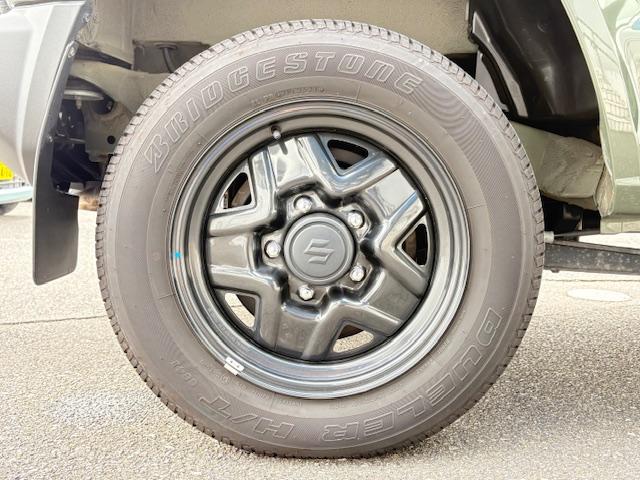 ブラック調のスチールホイールもオシャレです。