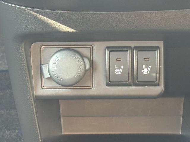 座席が冷たい冬はシートヒーターが大活躍！！特に冷え性の方、冬のドライブはちょっと・・・と思われている方、これで問題解決です！これで冷え込む季節でも快適なドライブが楽しめます！！！