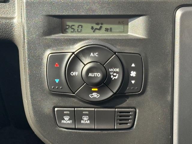 オートエアコンで快適ドライブ！煩わしいエアコン調節もスイッチ一つで簡単に！あるととっても便利な機能ですし視線をずらすことが少なくなるので安全運転にも繋がります！！！！