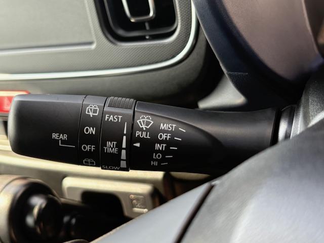 雨はそれだけでも視界が悪くなります。車庫入れやバックの時にみえずらいと運転も大変です。何気ない装備のリアワイパーですが安全面から見ると非常に重要な装備の一つです！！！