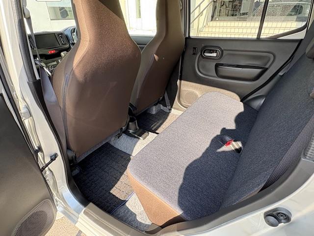 コンパクトカーに負けず劣らず足元も広々！チャイルドシートも楽々脱着出来ます