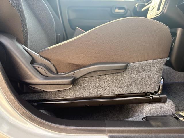 シート調整もレバーでお好きなポジションに簡単に出来ます。