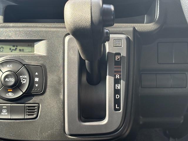 インパネシフトですので室内も広々、快適に過ごせます。