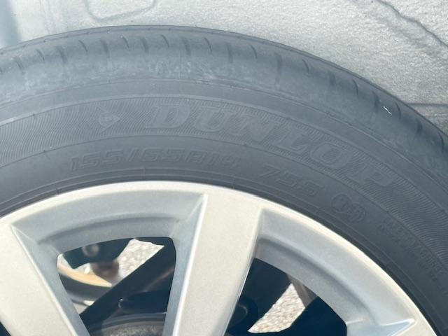 お車の現在のタイヤサイズの写真を掲載しております。スタットレスタイヤなどのアルミセットの販売もいたしております。詳しくはスタッフまでお願いします。