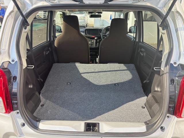 リヤシートを格納すれば広くトランクスペースが出来ます。