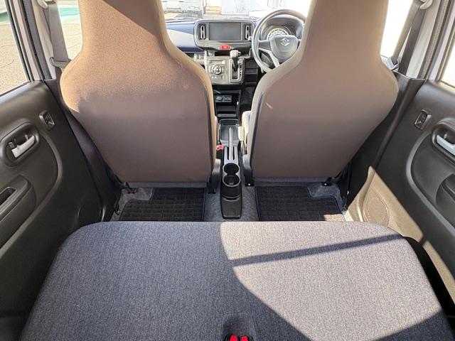 後席の足元も広く快適です。