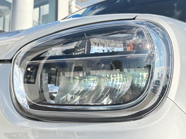 明るくて省電力！さらに長持ち！ＬＥＤへッドライトがついに車にも装備される時代が来ました！球切れの心配がほとんどなく、さらに明るく見えやすいので、夜の走行も安全・安心ですよ！