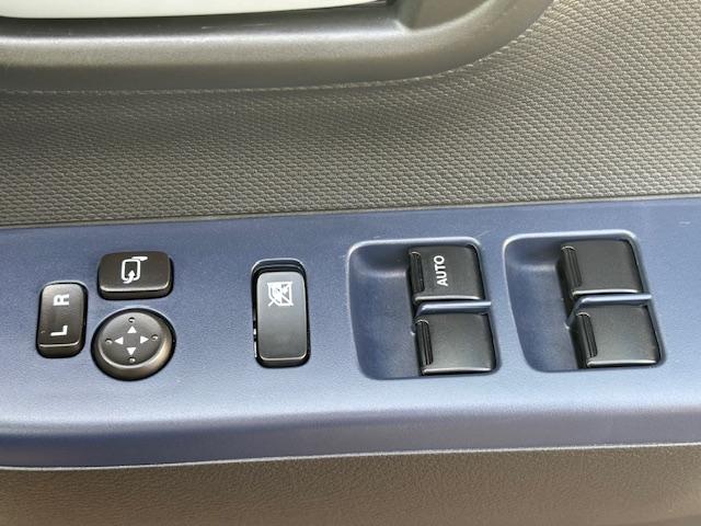 パワーウィンドウもばっちり動作します！故障すると修理が高い部分ですが、延長保証も扱っておりますのでぜひご相談ください！