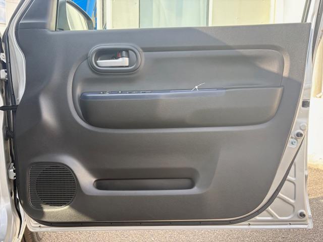 ドアトリムも大変、綺麗なお車です。