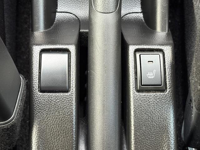 スイフト ＸＧ　シートヒーター　オートエアコン　プッシュスタートボタン　コーナーセンサー　ＡＢＳ　エアバック　スマートキー　オートライト　オーディオステアリングスイッチ（8枚目）