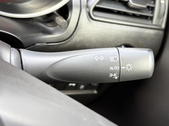 スイフト ＸＧ　シートヒーター　オートエアコン　プッシュスタートボタン　コーナーセンサー　ＡＢＳ　エアバック　スマートキー　オートライト　オーディオステアリングスイッチ（12枚目）