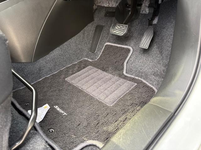 スイフト ＸＧ　シートヒーター　オートエアコン　プッシュスタートボタン　コーナーセンサー　ＡＢＳ　エアバック　スマートキー　オートライト　オーディオステアリングスイッチ（15枚目）