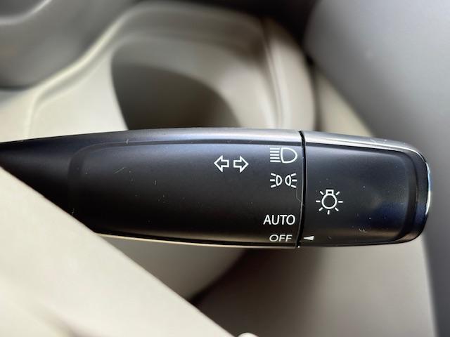 スペーシア 　メモリーナビゲーション　スマートキー　ＣＤ／ＤＶＤ再生　オートエアコン　オートライト　片側パワースライドドア　アイドリングストップエアバック　ＡＢＳ　プッシュスタートボタン（6枚目）