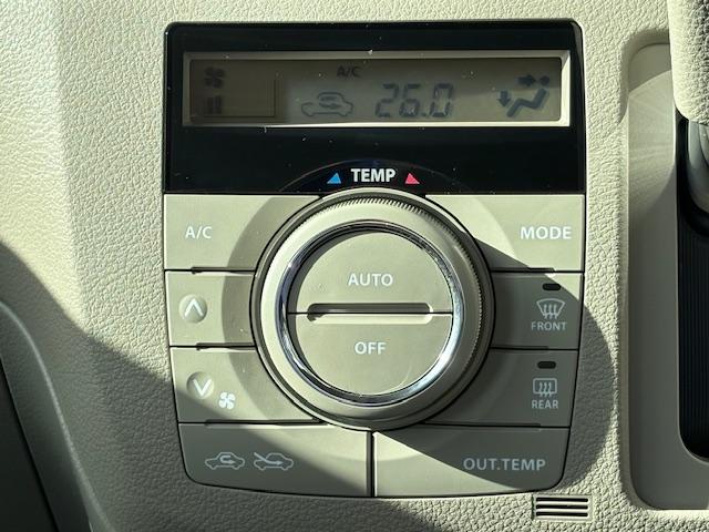 スペーシア 　メモリーナビゲーション　スマートキー　ＣＤ／ＤＶＤ再生　オートエアコン　オートライト　片側パワースライドドア　アイドリングストップエアバック　ＡＢＳ　プッシュスタートボタン（8枚目）