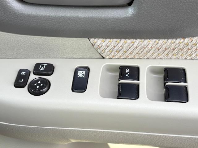 スペーシア 　メモリーナビゲーション　スマートキー　ＣＤ／ＤＶＤ再生　オートエアコン　オートライト　片側パワースライドドア　アイドリングストップエアバック　ＡＢＳ　プッシュスタートボタン（23枚目）