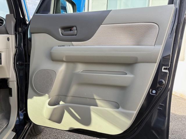 スペーシア 　メモリーナビゲーション　スマートキー　ＣＤ／ＤＶＤ再生　オートエアコン　オートライト　片側パワースライドドア　アイドリングストップエアバック　ＡＢＳ　プッシュスタートボタン（66枚目）