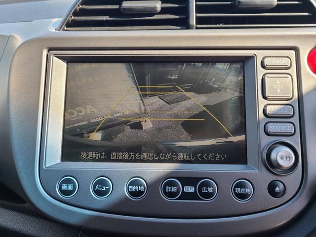 フィット Ｇスマートセレクション　禁煙車　ＥＴＣ　バックカメラ　スマートキー　ＣＶＴ　盗難防止システム　衝突安全ボディ　記録簿　ＡＢＳ　ＣＤ　エアコン　パワーステアリング　パワーウィンドウ　運転席エアバッグ　助手席エアバッグ（3枚目）