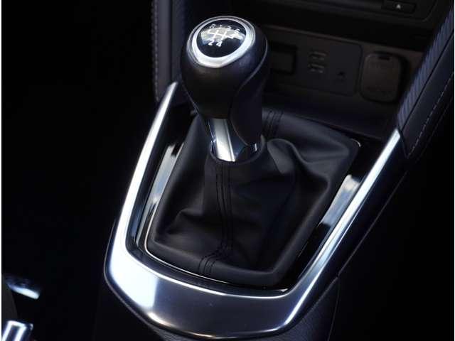 �y�V�t�g���o�[�z�V�t�g���ƂĂ����삵�₷���f�U�C���ɂȂ��Ă���܂��B�^�]����l�̎�����ɍl�������쐫�̍����d�l�ł��B