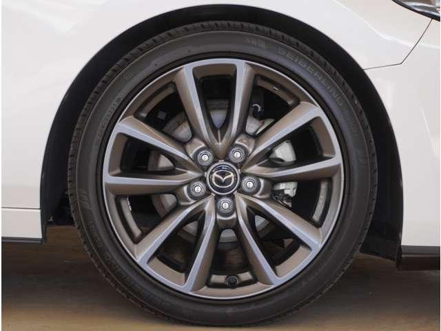 �y�����A���~�z�C�[���z�O�ςɃ}�b�`���������A���~�z�C�[���𑕒����Ă���܂��B�m�[�}���^�C���A�X�^�b�h���X�^�C�����L���}�c�_�ɂ��C�����������B