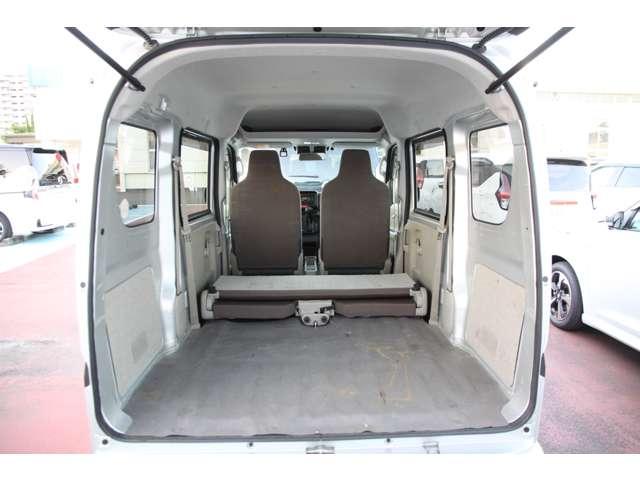 シートを倒せば、広いカーゴスペースになります。