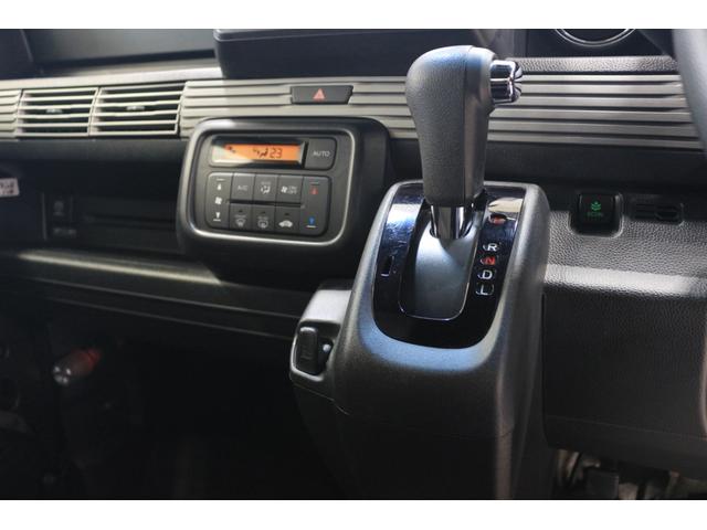 Ｎ－ＶＡＮ＋スタイル ファン・ターボホンダセンシング　ディスプレイオーディオ　バックカメラ　ＥＴＣ　マルチインフォメーションディスプレイ　　充電用ＵＳＢジャック　ＬＥＤヘッドライト　横滑り防止装置　フロントシートアームレスト　スマートキー　ターボ（24枚目）