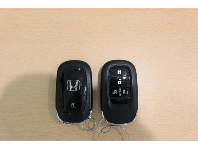 フリード ｅ：ＨＥＶエアーＥＸ　ホンダセンシング　横滑り防止装置　ブラインドスポットインフォメーション　アダプティブドライビングビーム　後退出庫サポート　２列目キャプテンシート　シートヒーター　アルミホイール　３列シート６人乗り（27枚目）