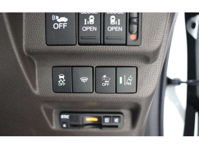フリードハイブリッド ハイブリッド・Ｇホンダセンシング　ナビ　バックカメラ　ＥＴＣ　横滑り防止装置　両側パワースライドドア　ＬＥＤヘッドライト　フォグライト　シートヒーター　センターテーブル　スマートキー　ウオークスルー　４ＷＤ　３列シート６人乗り（24枚目）