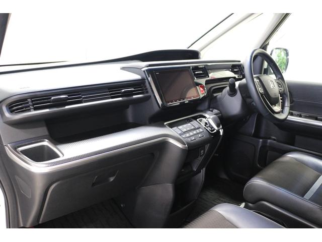 ステップワゴンスパーダ ｅ：ＨＥＶスパーダＧ・ＥＸホンダセンシング　ナビ　後席モニター　バックカメラ　ＥＴＣ　ドライブレコーダー　充電用ＵＳＢジャック　わくわくゲート　シートヒーター　シートバックテーブル　クルーズコントロール　アルミホイール　３列シート７人乗り（14枚目）