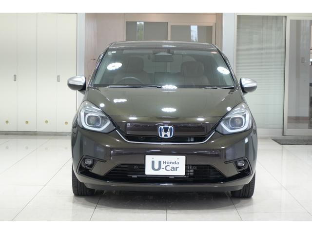 フィット ｅ：ＨＥＶリュクス　ホンダセンシング　横滑り防止装置　障害物センサー　ドライブレコーダー　ナビ　バックカメラ　ＥＴＣ　ワイヤレス充電器　ＬＥＤヘッドライト　ステアリングヒーター　アルミホイール　スマートキー（4枚目）