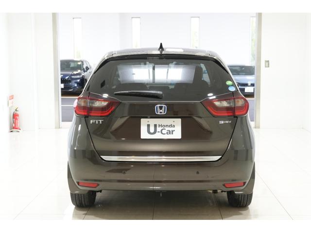 フィット ｅ：ＨＥＶリュクス　ホンダセンシング　横滑り防止装置　障害物センサー　ドライブレコーダー　ナビ　バックカメラ　ＥＴＣ　ワイヤレス充電器　ＬＥＤヘッドライト　ステアリングヒーター　アルミホイール　スマートキー（7枚目）