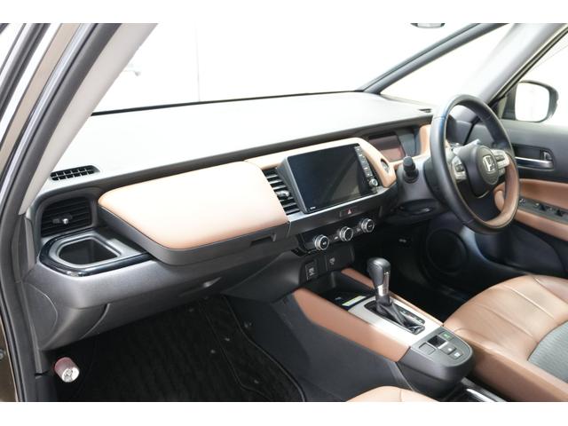 フィット ｅ：ＨＥＶリュクス　ホンダセンシング　横滑り防止装置　障害物センサー　ドライブレコーダー　ナビ　バックカメラ　ＥＴＣ　ワイヤレス充電器　ＬＥＤヘッドライト　ステアリングヒーター　アルミホイール　スマートキー（11枚目）