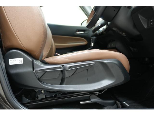 フィット ｅ：ＨＥＶリュクス　ホンダセンシング　横滑り防止装置　障害物センサー　ドライブレコーダー　ナビ　バックカメラ　ＥＴＣ　ワイヤレス充電器　ＬＥＤヘッドライト　ステアリングヒーター　アルミホイール　スマートキー（17枚目）