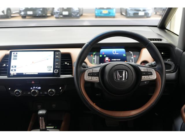 フィット ｅ：ＨＥＶリュクス　ホンダセンシング　横滑り防止装置　障害物センサー　ドライブレコーダー　ナビ　バックカメラ　ＥＴＣ　ワイヤレス充電器　ＬＥＤヘッドライト　ステアリングヒーター　アルミホイール　スマートキー（18枚目）