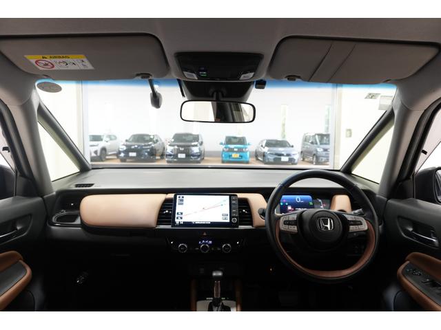 フィット ｅ：ＨＥＶリュクス　ホンダセンシング　横滑り防止装置　障害物センサー　ドライブレコーダー　ナビ　バックカメラ　ＥＴＣ　ワイヤレス充電器　ＬＥＤヘッドライト　ステアリングヒーター　アルミホイール　スマートキー（19枚目）