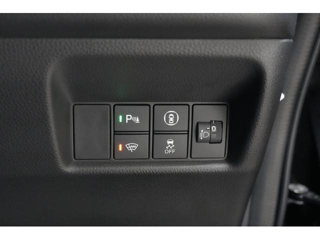 フィット ｅ：ＨＥＶリュクス　ホンダセンシング　横滑り防止装置　障害物センサー　ドライブレコーダー　ナビ　バックカメラ　ＥＴＣ　ワイヤレス充電器　ＬＥＤヘッドライト　ステアリングヒーター　アルミホイール　スマートキー（28枚目）