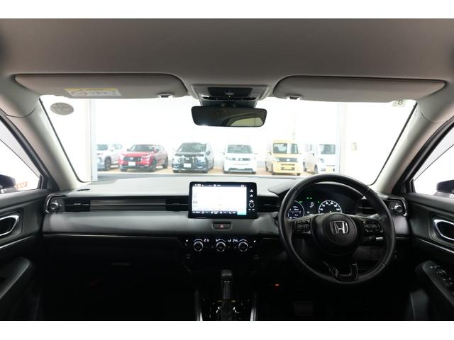 ヴェゼル ｅ：ＨＥＶＺ　ホンダセンシング　障害物センサー　横滑り防止装置　ナビ　バックカメラ　ＥＴＣ　ブラインドスポットインフォメーション　後退出庫サポート　シートヒーター　本革巻ステアリング　アルミホイール（12枚目）