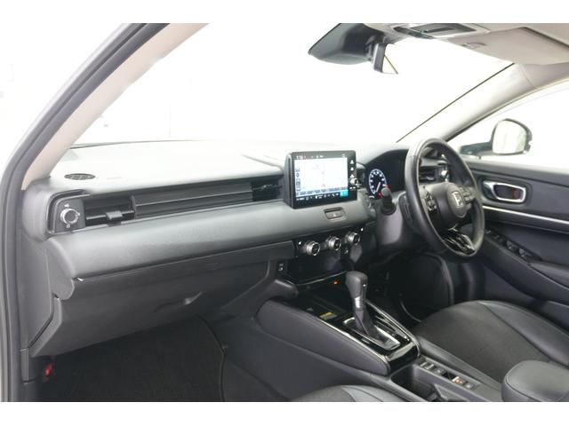 ヴェゼル ｅ：ＨＥＶＺ　ホンダセンシング　障害物センサー　横滑り防止装置　ナビ　バックカメラ　ＥＴＣ　ブラインドスポットインフォメーション　後退出庫サポート　シートヒーター　本革巻ステアリング　アルミホイール（14枚目）