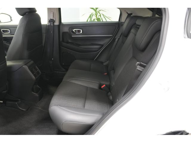 ヴェゼル ｅ：ＨＥＶＺ　ホンダセンシング　障害物センサー　横滑り防止装置　ナビ　バックカメラ　ＥＴＣ　ブラインドスポットインフォメーション　後退出庫サポート　シートヒーター　本革巻ステアリング　アルミホイール（16枚目）