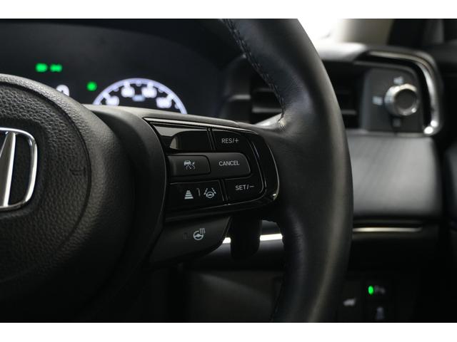 ヴェゼル ｅ：ＨＥＶＺ　ホンダセンシング　障害物センサー　横滑り防止装置　ナビ　バックカメラ　ＥＴＣ　ブラインドスポットインフォメーション　後退出庫サポート　シートヒーター　本革巻ステアリング　アルミホイール（22枚目）