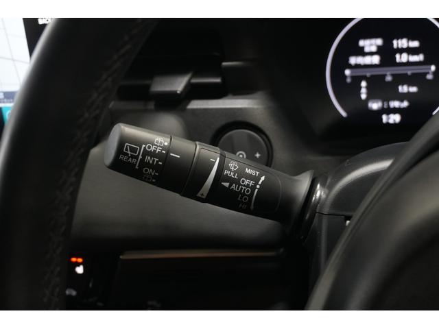 ヴェゼル ｅ：ＨＥＶＺ　ホンダセンシング　障害物センサー　横滑り防止装置　ナビ　バックカメラ　ＥＴＣ　ブラインドスポットインフォメーション　後退出庫サポート　シートヒーター　本革巻ステアリング　アルミホイール（23枚目）