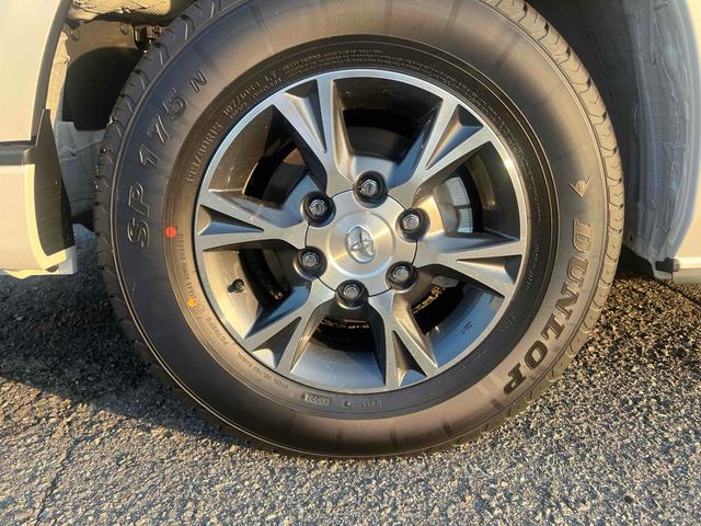 ハイエースバン ロングスーパーＧＬ　ダークプライムＳ　４ＷＤ　ドライブレコーダー　フロントカメラ　クリアランスソナー　レーンアシスト　衝突被害軽減システム　両側電動スライドドア　オートマチックハイビーム　オートライト　スマートキー　電動格納ミラー　ＡＴ（22枚目）