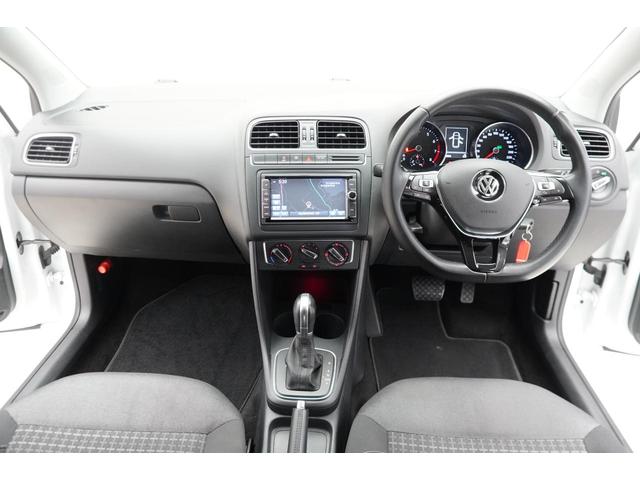 ポロ TSIコンフォートライン ナビ 地デジTV CDダイレクト録音 CD/DVDプレーヤー ETC ACC リヤビューカメラ 純正アルミホイール マニュアルエアコン ハロゲンヘッドライト 認定中古車(4枚目)