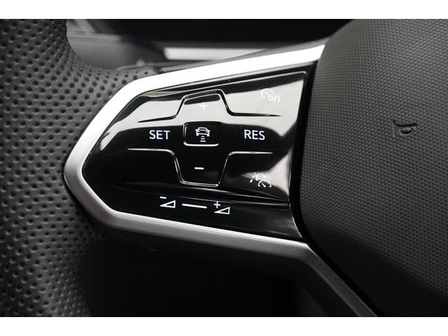 �y�X�e�A�����O�z�C�[�������z�`�b�b�Ȃǂ̉^�]�x���̑���̃X�C�b�`�ނł��B�`�b�b�́A�������H�ȂǂőO�ɑ���ԂƂ̋�����ۂ��Ȃ���Ǐ]���s����^�]�x���V�X�e���B