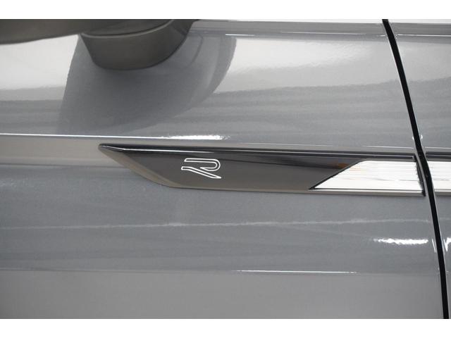 �{�f�B�T�C�h�Ɂh�q�h�̃}�[�N�̃I�[�i�����g�B