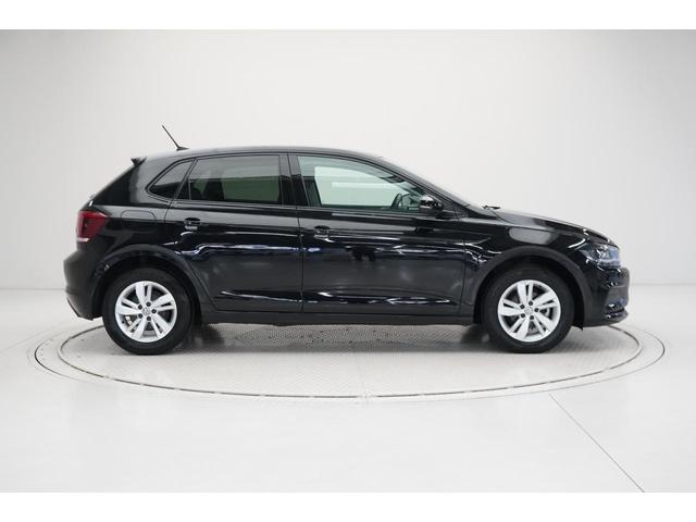 �y�T�C�h�̃X�^�C�����O�z�{���l�b�g��T�C�h�ɑ���G�b�W�̌������v���X���C���́A�N���}�ɉA�e�𐶂݃V���[�v�Ȉ�ۂ�^���܂��B