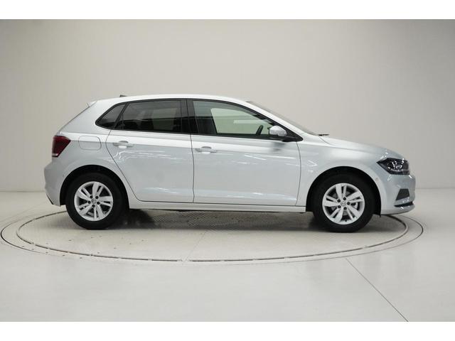 �y�T�C�h�̃X�^�C�����O�z�{���l�b�g��T�C�h�ɑ���G�b�W�̌������v���X���C���́A�N���}�ɉA�e�𐶂݃V���[�v�Ȉ�ۂ�^���܂��B