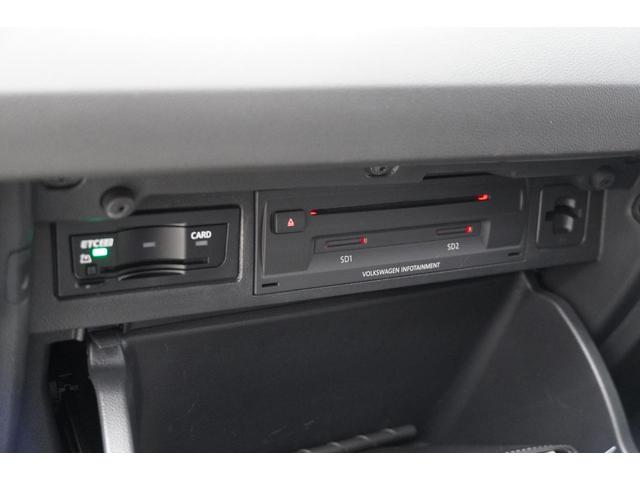 �y�O���[�u�{�b�N�X�z�㕔�ɂd�s�b�{�̂�����܂��B�b�c�^�c�u�c�̃X���b�g������܂��B