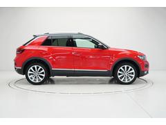 【サイドスタイル】おしゃれなクーペスタイルのＳＵＶは、ＶＷのラインナップではＴ−Ｒｏｃだけ。ブラックホイールが足元を引き締めます。 4